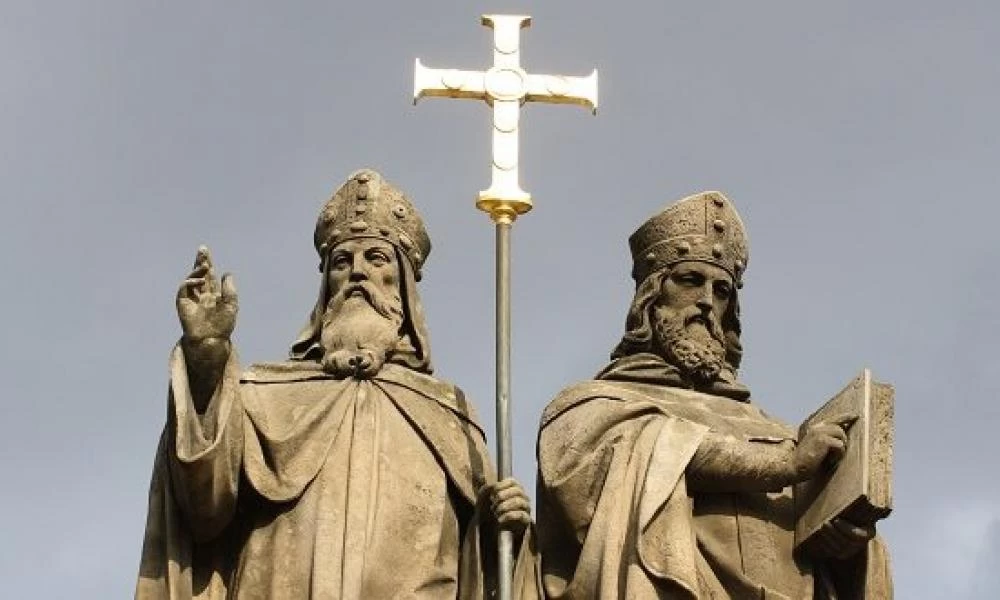 Κουρέλι η ιστορία: Ο Κύριλλος και ο Μεθόδιος "βαπτίζονται" Βούλγαροι!